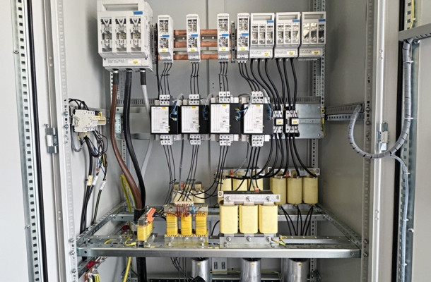 Kompenzační rozvaděč 0,4 kV 147 kVAr s rychlou kompenzací